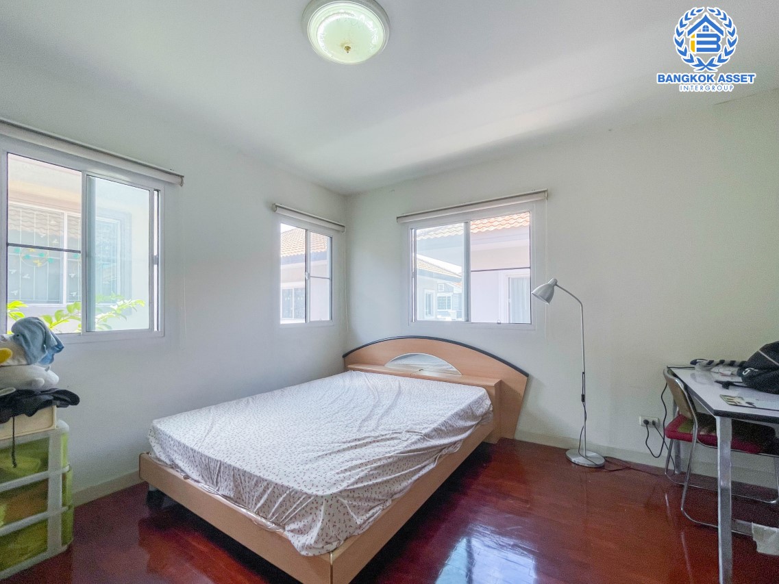 บ้านเดี่ยวมือสอง นนทบุรี ม.ภัสสร14 บางใหญ่ เนื้อที่กว้างขวางมากถึง 52.90 ตร.ว. ฟังก์ชัน 3 ห้องนอน 2 ห้องน้ำ 1 ที่จอดรถ บ้านสภาพสวย พร้อมเข้าอยู่ โครงการอยู่ติดถนนใหญ่ เข้า-ออกสะดวก ใกล้เซ็นทรัลเวสต์เกต เดินทางเพียง 10 นาทีถึงจุดขึ้นทางด่วน "ศรีรัช" จองเลย!...